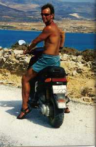 Rog on moped
