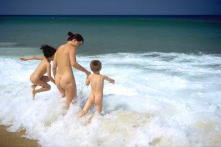 Arnaoutchot - Family enjoying the beach