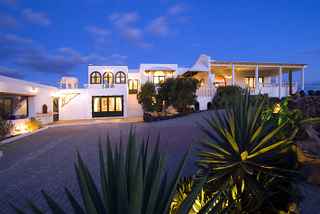 Villa Elephante Blanco at night